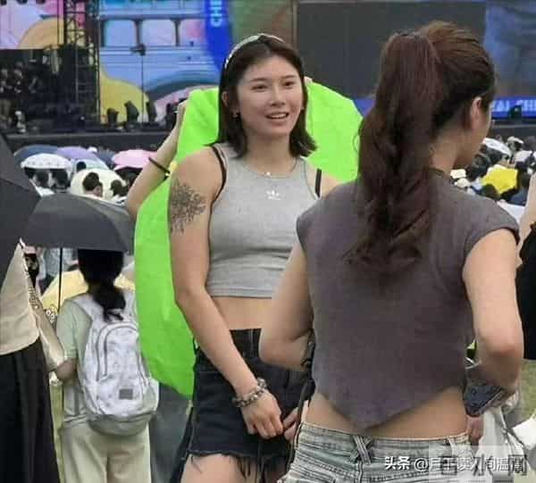 吴艳妮在成都，穿短裤大腿粗壮 一身奢侈品牌 表情自信又张扬 太美啦