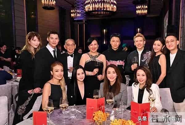 谢霆锋带大儿子香港逛街，素颜戴墨镜超帅，为保护Lucas走路超快