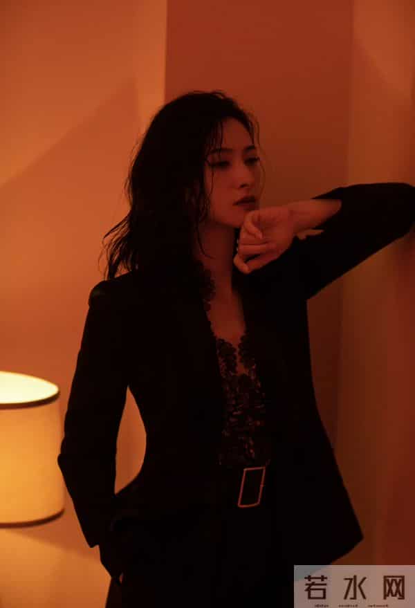 隋俊波黑西装搭蕾丝内搭，腰带束出纤腰，冷艳又性感的气场太绝