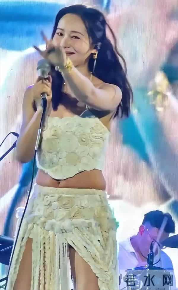 江一燕这腰非得要露出来吗？腰上这一圈肉还挺让人出戏的