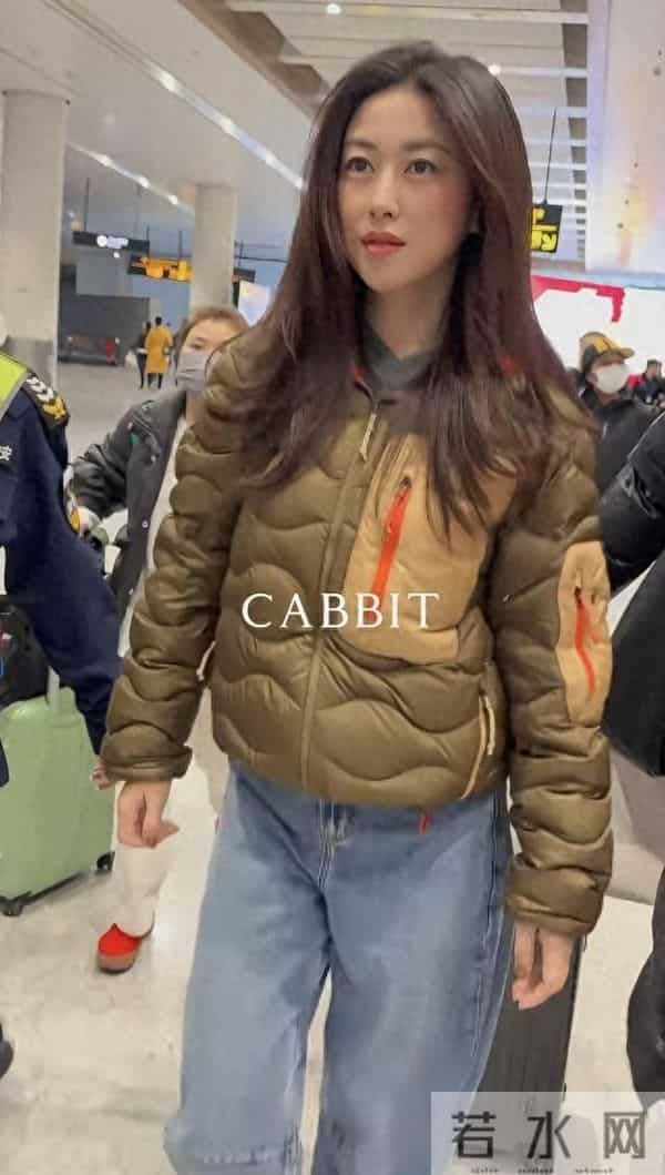 朱珠现身机场被偶遇 身穿吐司羽绒服搭牛仔裤 真是人美穿啥都好看