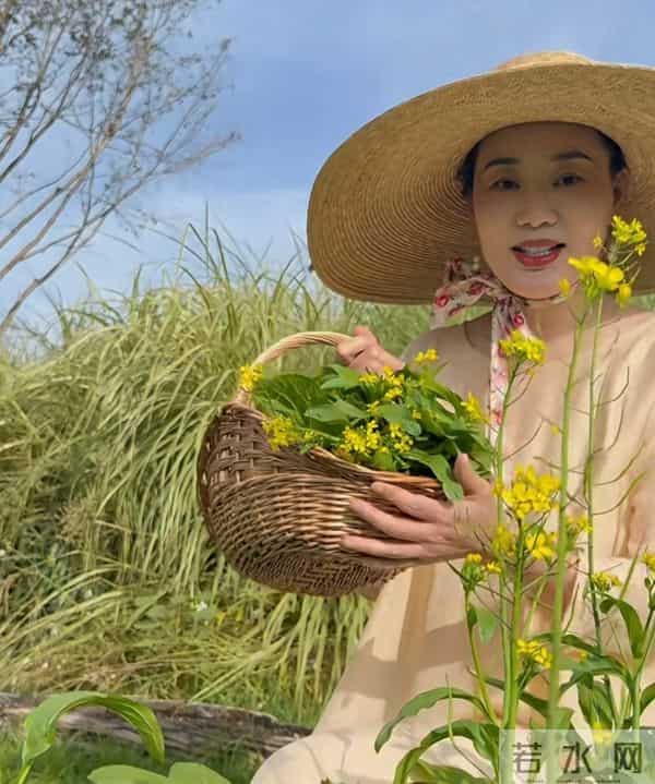 55岁林依轮为大儿子庆生，家中温馨典雅，林依轮和哥哥姐姐很像！