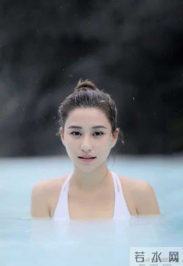 何超莲假日泳装穿搭精选