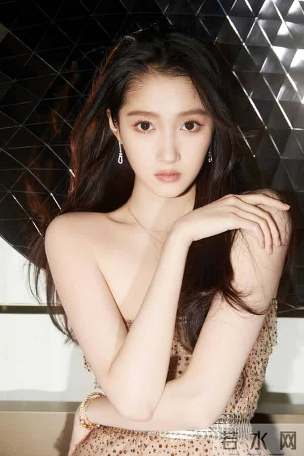 关晓彤大胆透视裙美腿高跟鞋很水灵