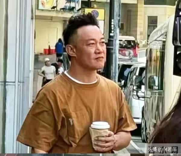 陈奕迅徐濠萦现身香港街头被偶遇，51岁陈奕迅换了发型，帅翻了！