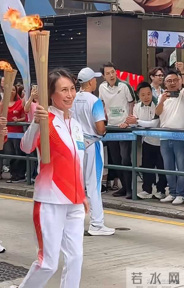 何超琼和妹妹何超凤同框，姐妹俩素颜出镜，俩人的仪态让人羡慕