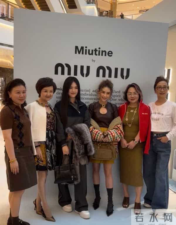 王诗龄得了李湘真传，出席活动打扮得又土又圆，比34岁何超莲显老