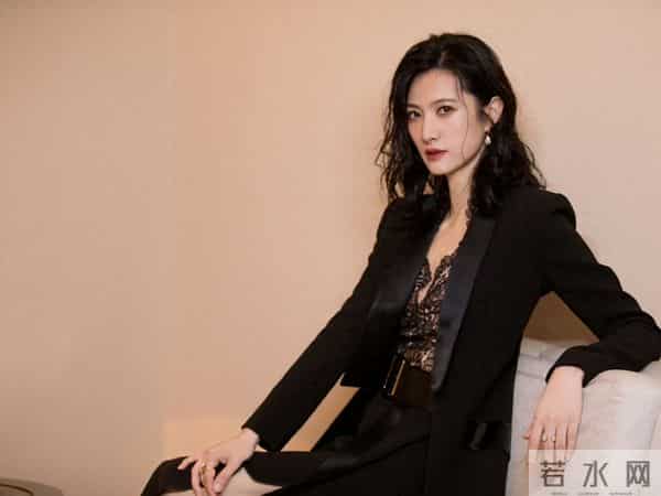 隋俊波黑西装搭蕾丝内搭，腰带束出纤腰，冷艳又性感的气场太绝