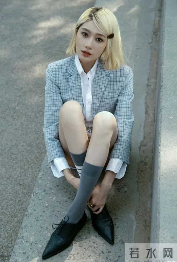李斯羽“灰白袜”造型出圈！这大长腿谁看了不迷糊