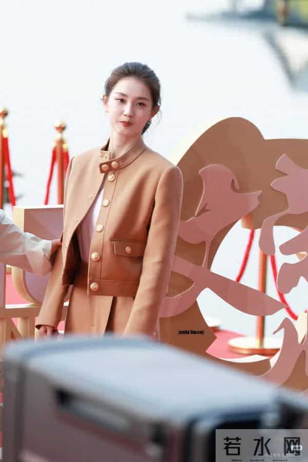 郭宇欣果真大胆随性，亮相文荣奖红毯，身穿橙色套装简约而高级