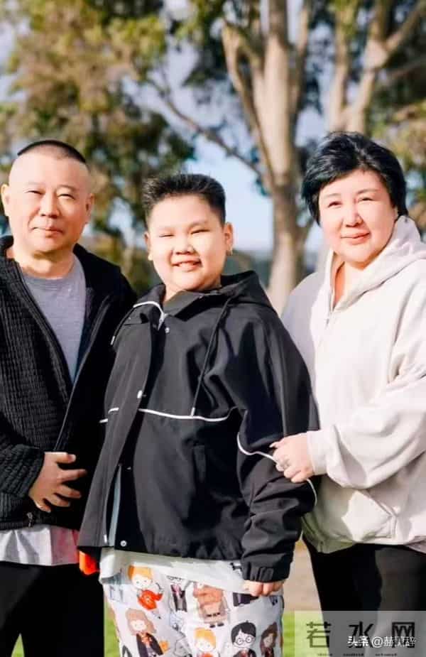 郭德纲带妻儿澳洲度假，郭汾阳扎耳洞面相凶狠，身材比爸妈还胖