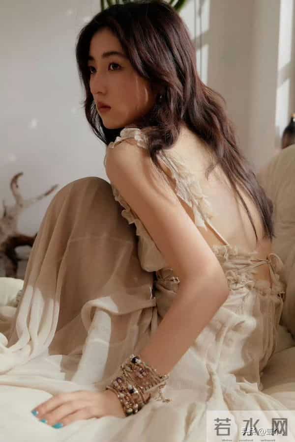 张子枫把自律藏进马甲线，把故事写进眼神里。