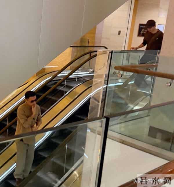 谢霆锋和18岁大儿子一起逛商场，父子俩身材高挑，外形非常抢眼。