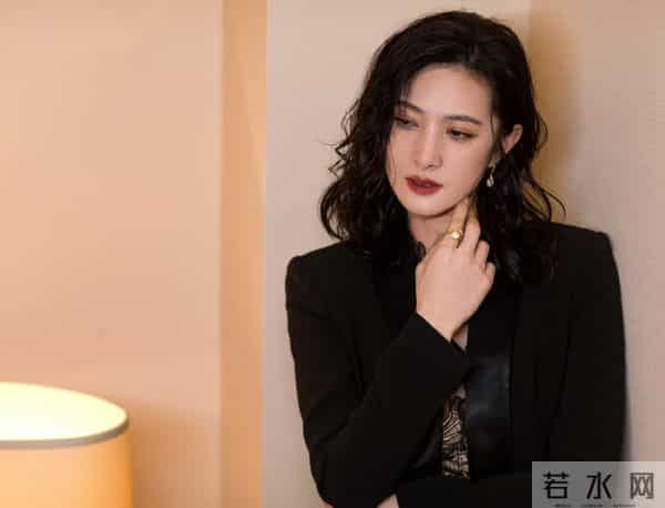 隋俊波黑西装搭蕾丝内搭，腰带束出纤腰，冷艳又性感的气场太绝