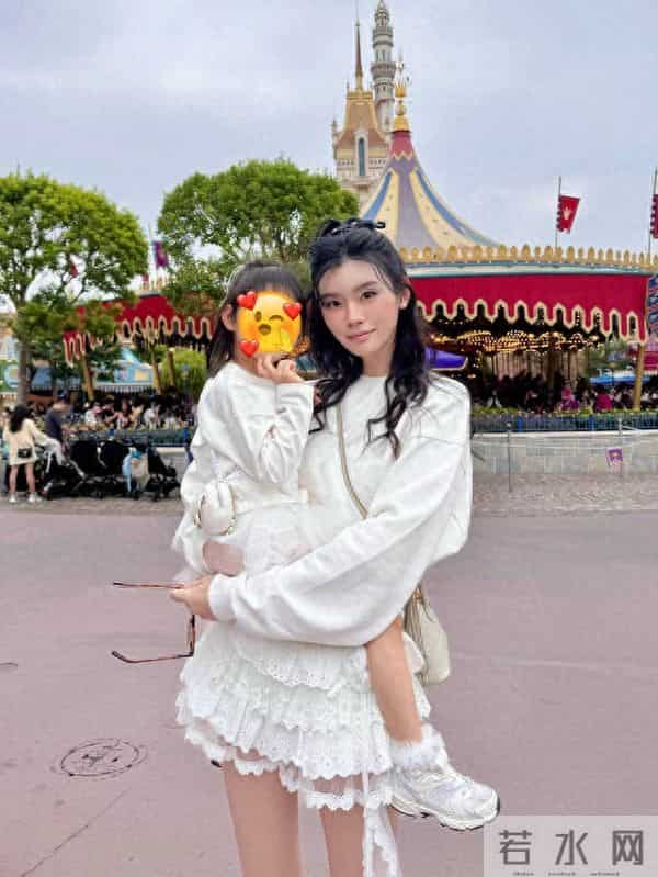 奚梦瑶晒合照为4岁女儿庆生！抱着女儿亲亲好有爱