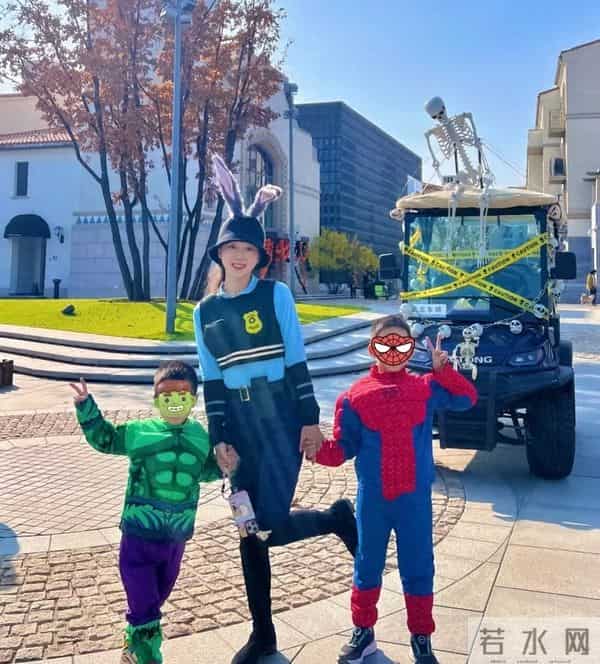 马龙龙嫂带儿子过万圣节！制服造型少女感超足，母子仨像姐弟仨