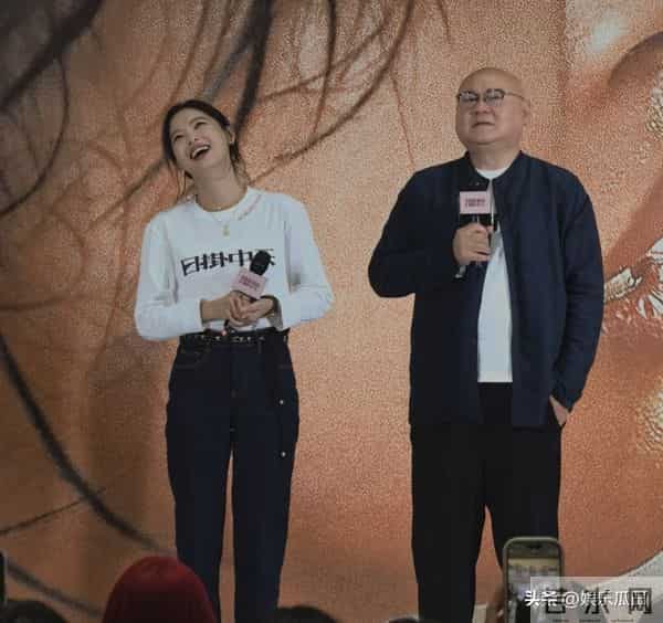 辛芷蕾现身佛山顺德万象汇，白上衣配牛仔裤，简约穿搭美出新高度