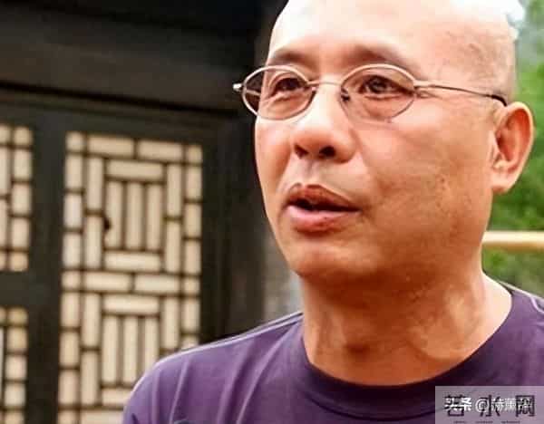 她嫁著名导演被捧红，丈夫病逝后不再演戏，如今56岁单身无儿无女