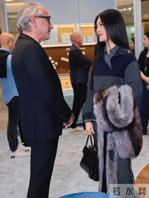 王诗龄得了李湘真传，出席活动打扮得又土又圆，比34岁何超莲显老