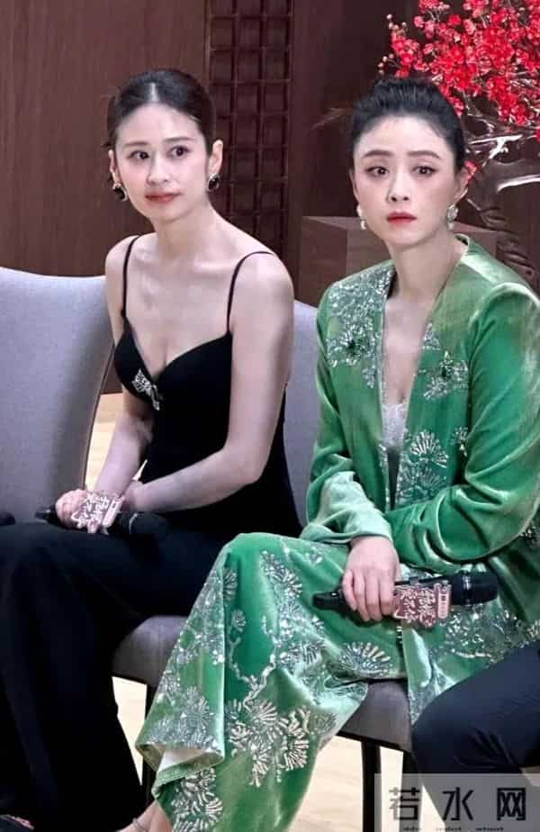 颖儿坐在蒋欣旁边完全不输,当妈后的颖儿更温柔 蒋欣好瘦她在发光