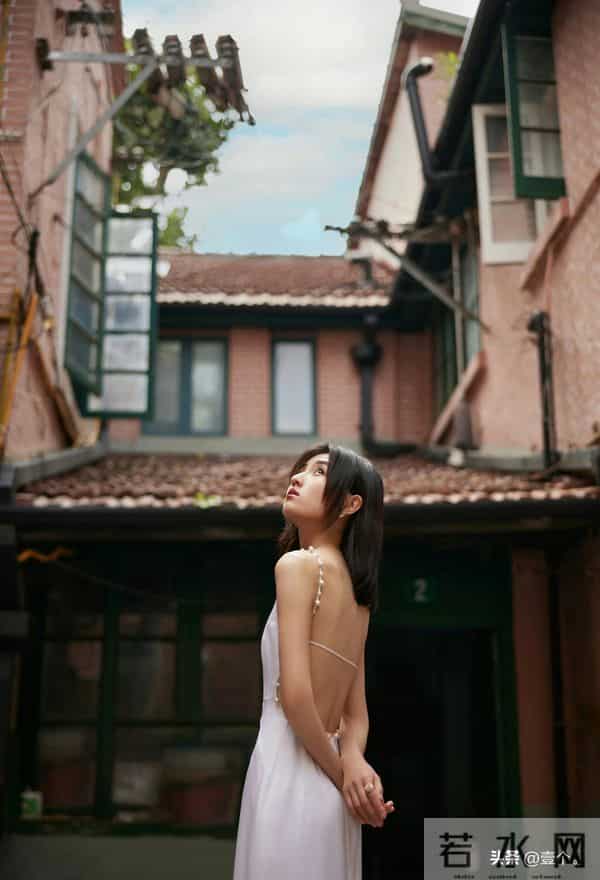 张子枫把自律藏进马甲线，把故事写进眼神里。