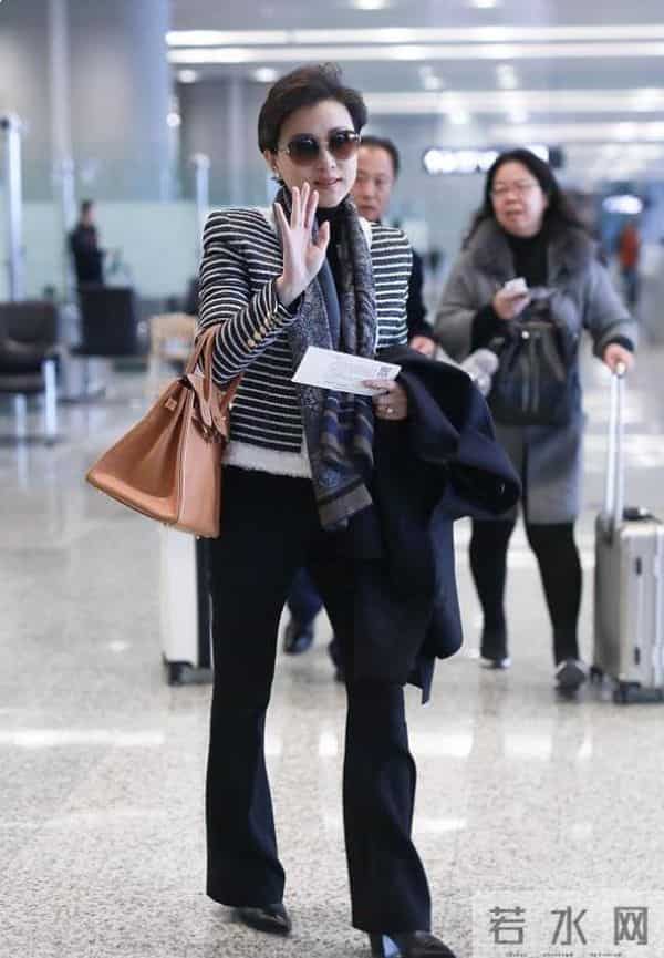 杨澜新剪了短发后真时髦！穿条纹外套+西装裤，洋气又高级