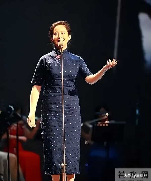 她嫁著名导演被捧红，丈夫病逝后不再演戏，如今56岁单身无儿无女