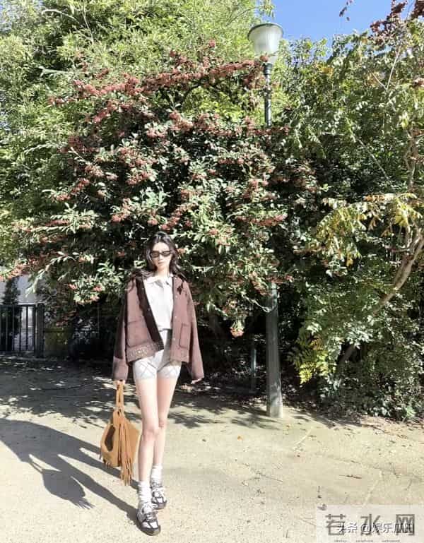 奚梦瑶晒为女儿庆生照 母女俩穿亲子装 画面好温馨 四岁女儿长腿抢镜