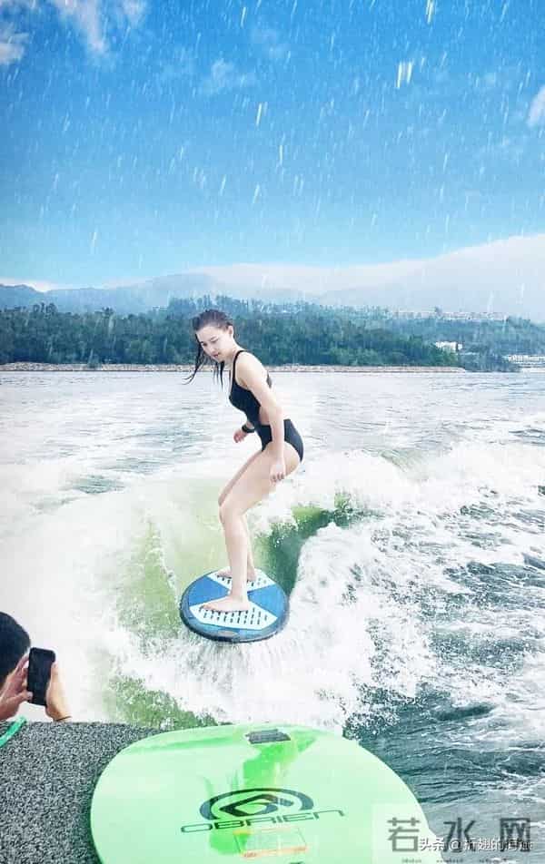 何超莲假日泳装穿搭精选