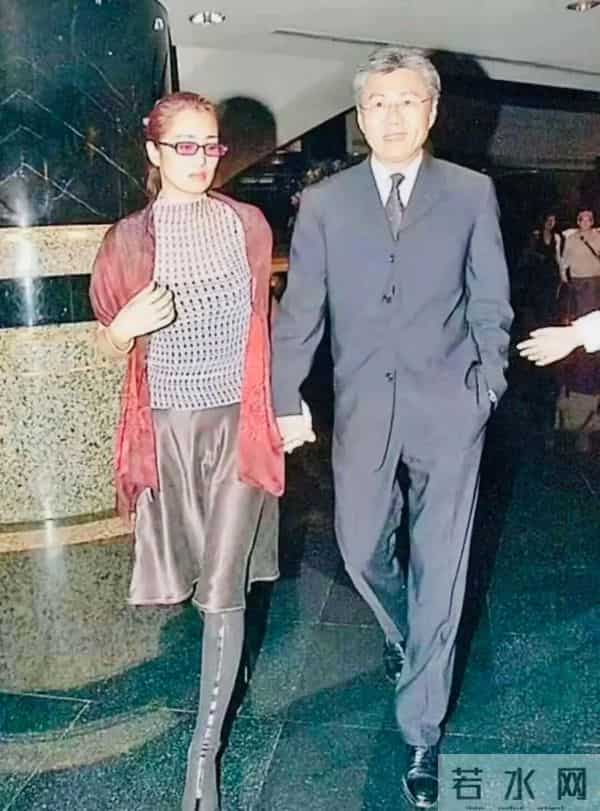 没想到，巩俐再婚6年，77岁老公用6个字评价妻子，比张艺谋更懂她