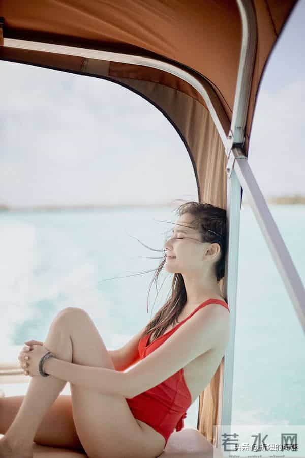 何超莲假日泳装穿搭精选