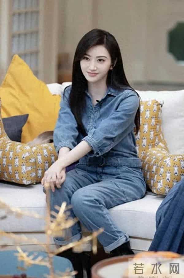 景甜恢复单身后状态大回春！一身牛仔套装亮相，时髦又减龄！