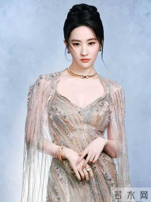刘亦菲近照大胆的金色蕾丝透视裙，这腰臀比有点顶级