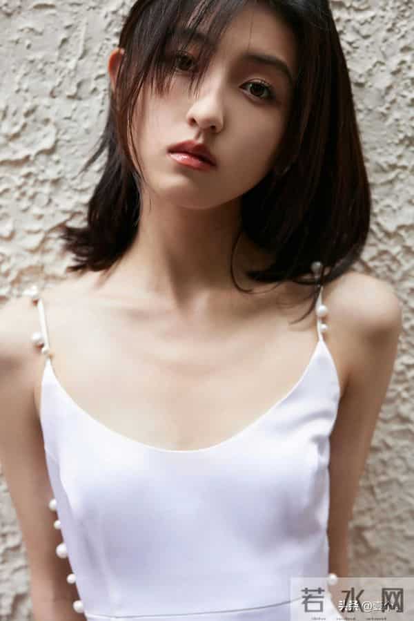 张子枫把自律藏进马甲线，把故事写进眼神里。