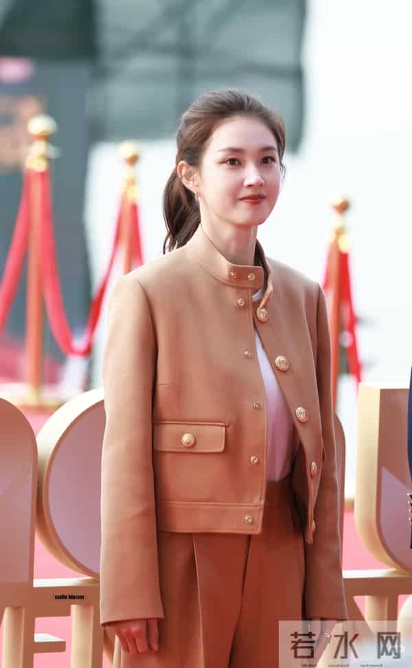 郭宇欣果真大胆随性，亮相文荣奖红毯，身穿橙色套装简约而高级