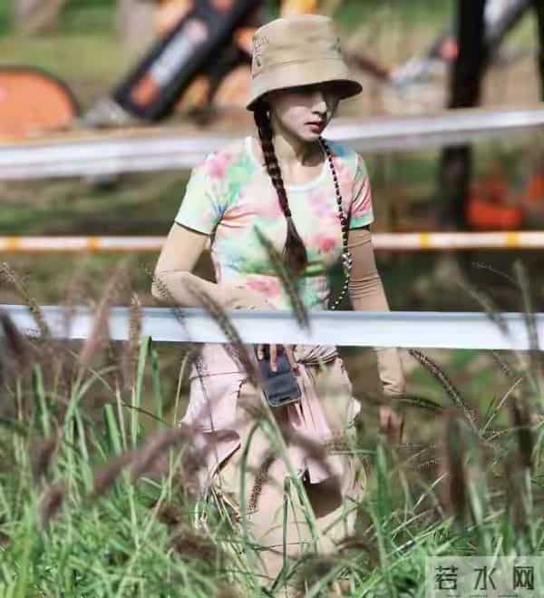 马龙龙嫂带儿子过万圣节！制服造型少女感超足，母子仨像姐弟仨