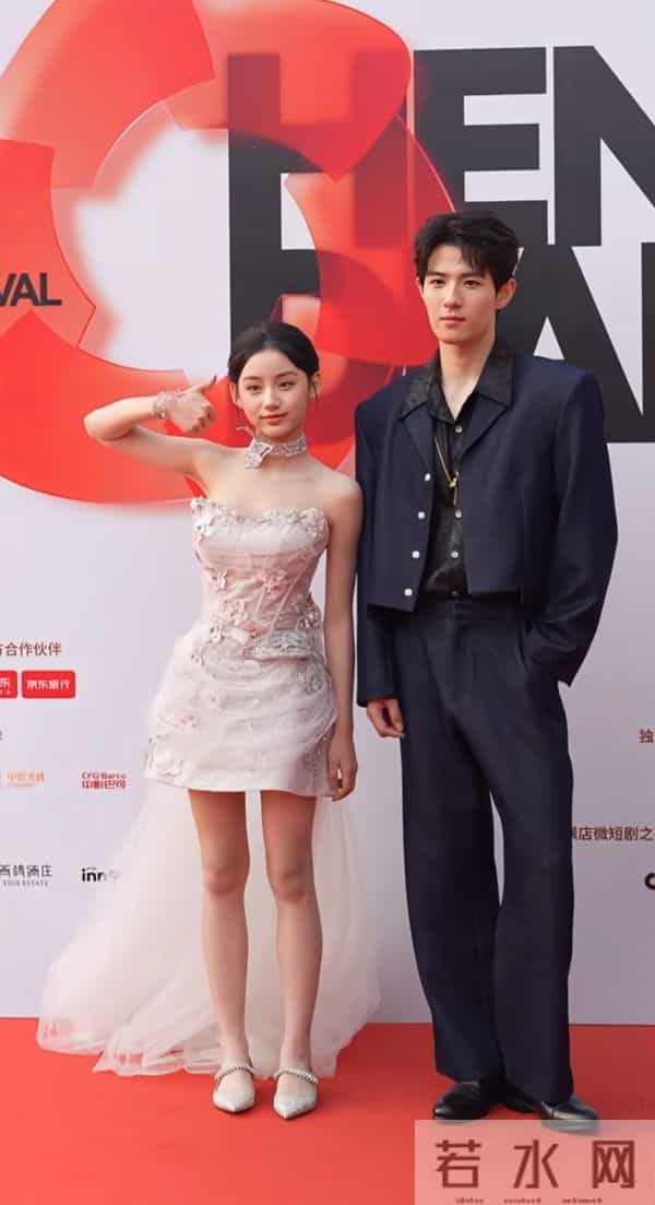 才13岁的刘佳玺就美得好惊艳啊 气质可盐又可甜 长大后绝对是大美人