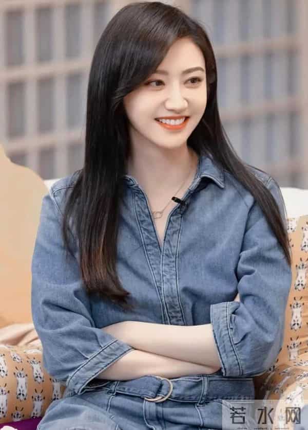 景甜恢复单身后状态大回春！一身牛仔套装亮相，时髦又减龄！