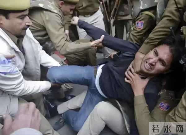 一个包包1000万！印度首富婆罗门夫人的阶级鸿沟，被钱填平了