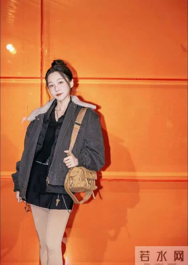 马龙龙嫂带儿子过万圣节！制服造型少女感超足，母子仨像姐弟仨