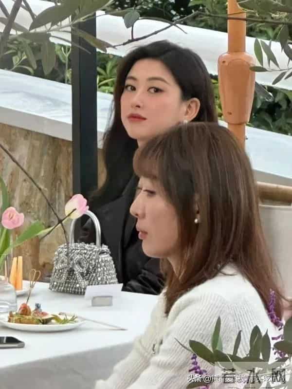 41岁朱珠在重庆和朋友聚会，穿着亮片裙脚踩高跟鞋，打扮贵气十足