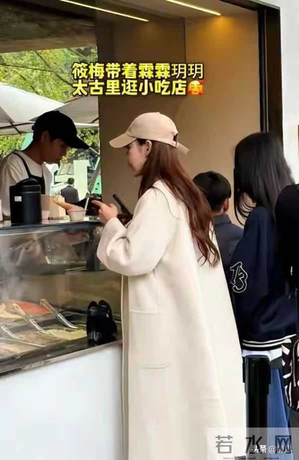 马筱梅一家成都出游，奶奶带娃被质疑，姐弟态度现分歧。