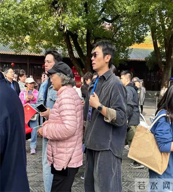 42岁朱亚文现身南京旅游，他的脸也有点显苍老了，岁月不饶人啊！