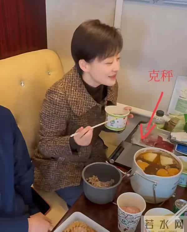 43岁孙俪吃饭带克数称，荤素搭配都要过秤，边吃边艾灸瘦得脱相