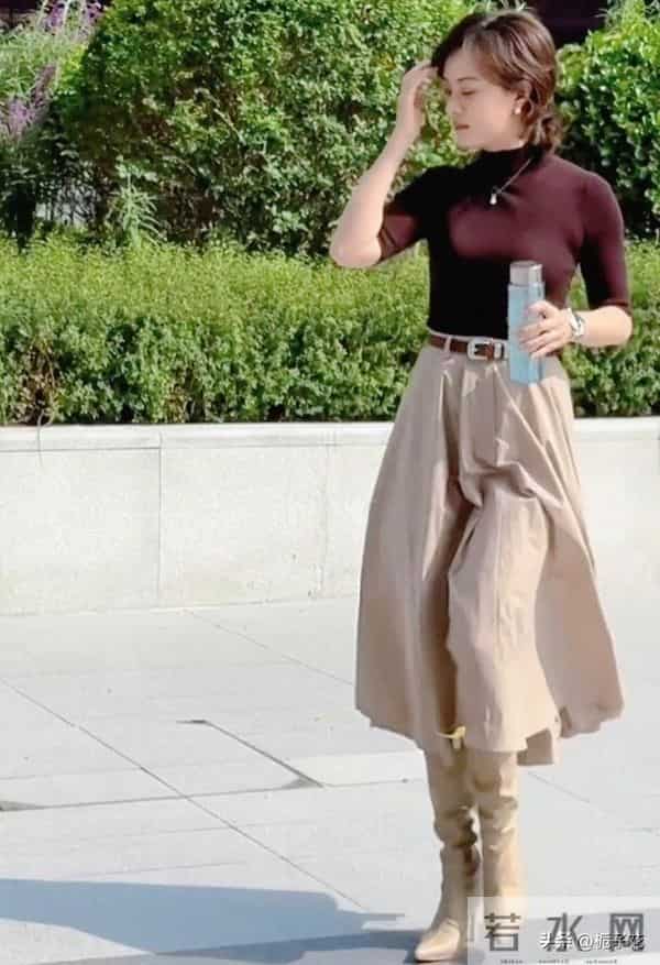 43岁孙俪上班被偶遇，她的身材真好，手里拿着保温杯，好会养生啊