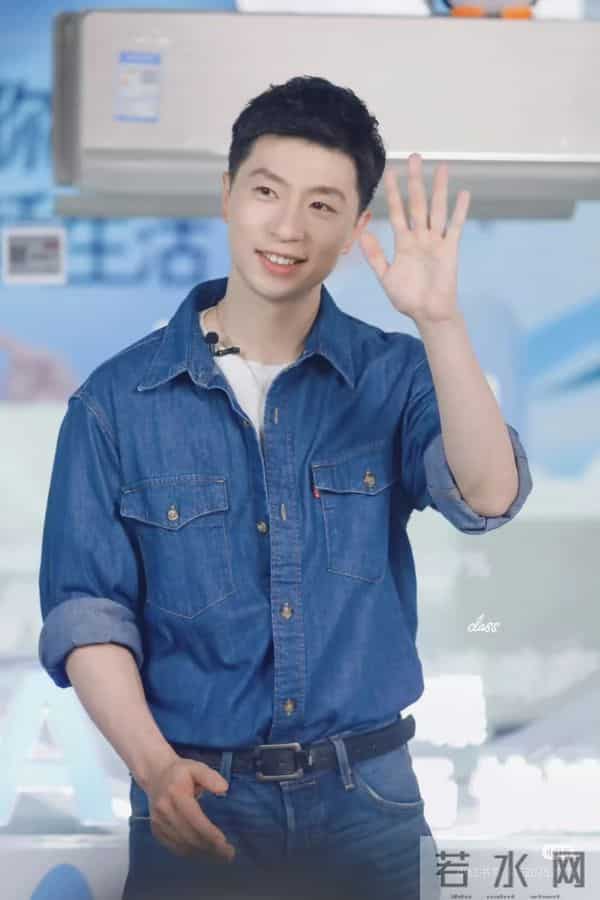 马龙龙嫂带儿子过万圣节！制服造型少女感超足，母子仨像姐弟仨