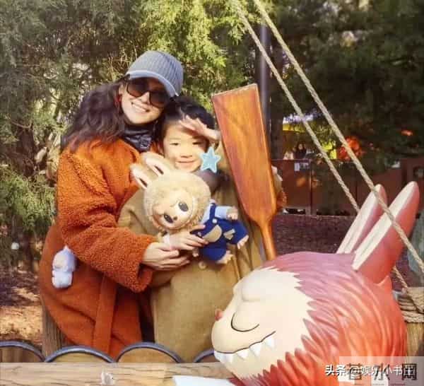 有网友在日本偶遇章子怡，她带着儿子和女儿旅行！