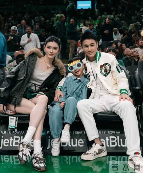 奚梦瑶一家万圣节游港迪，6岁何广燊个子高，近照像爸爸