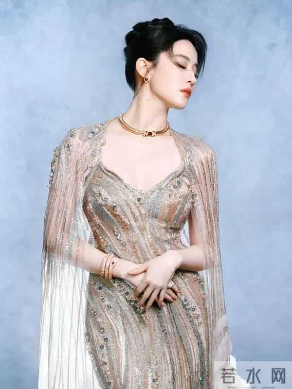 刘亦菲近照大胆的金色蕾丝透视裙，这腰臀比有点顶级