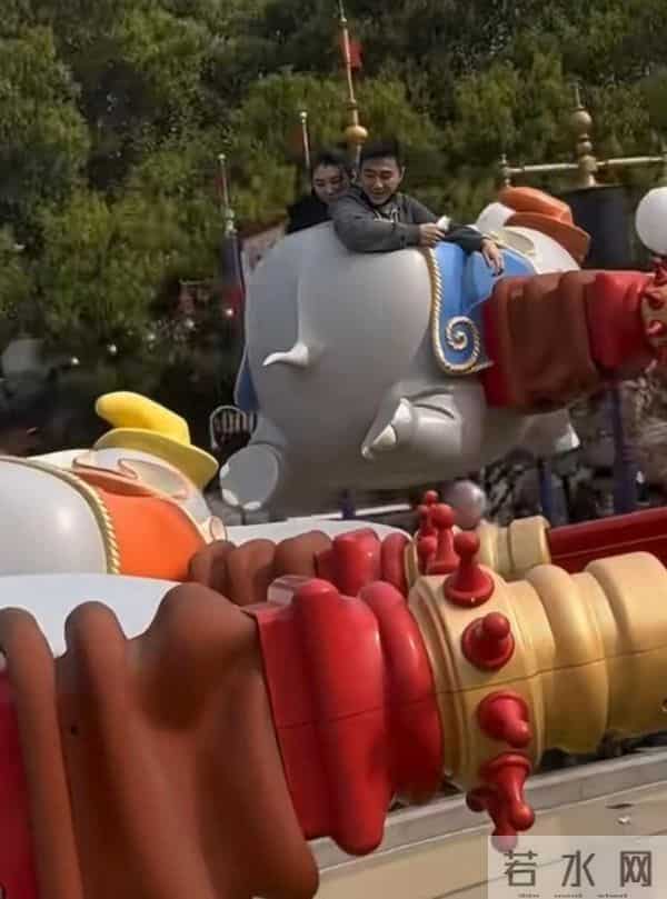 奚梦瑶一家万圣节游港迪，6岁何广燊个子高，近照像爸爸